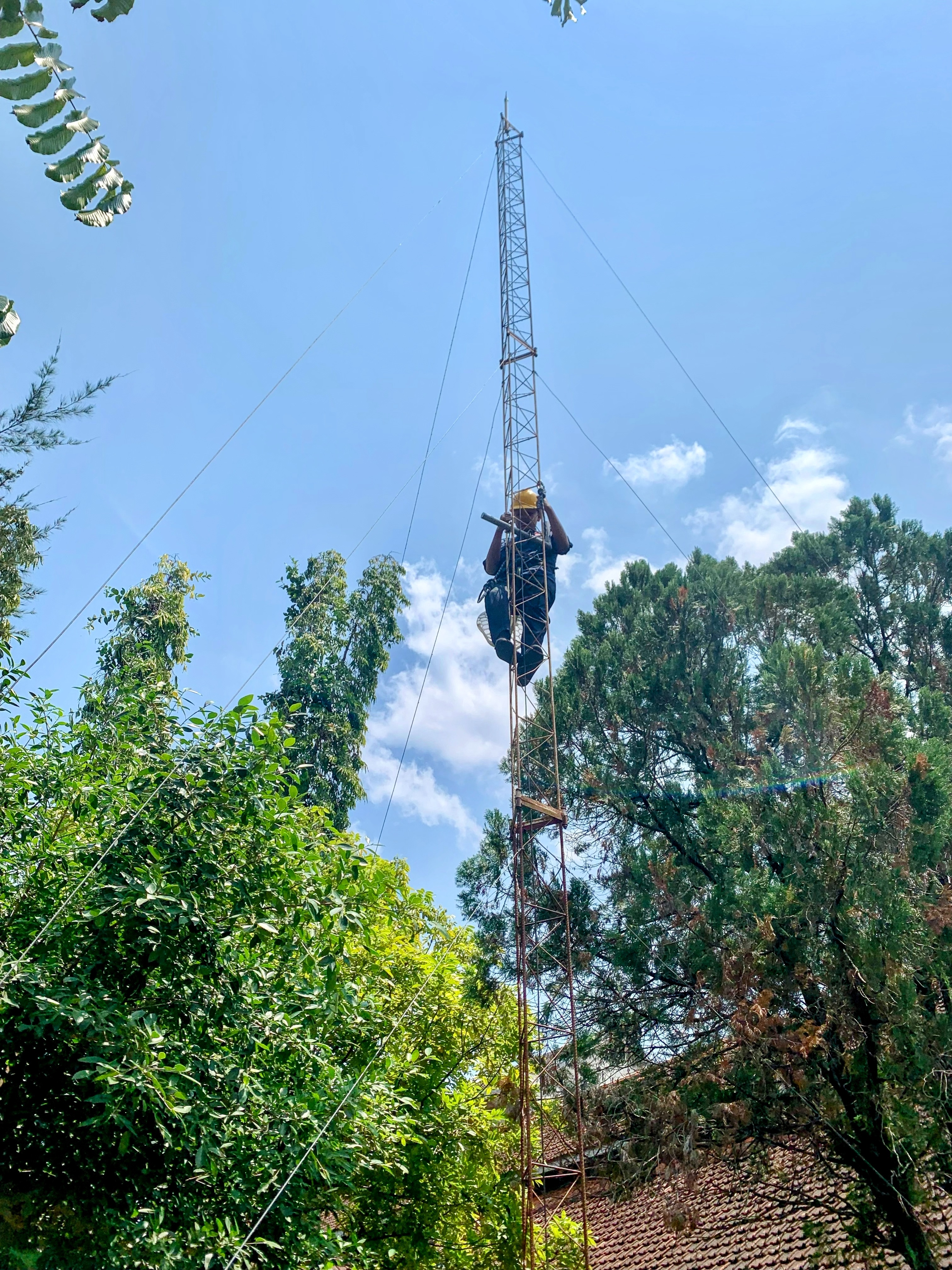 Siswa TKJ SMK Negeri 3 Yogyakarta di Tower Triangle - Petualangan Memasang Mikrotik LHG 5